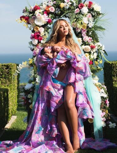 Rumi Carter with her mother and twin brother.
